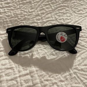 Brand new never worn Ray Ban Wayfarers.